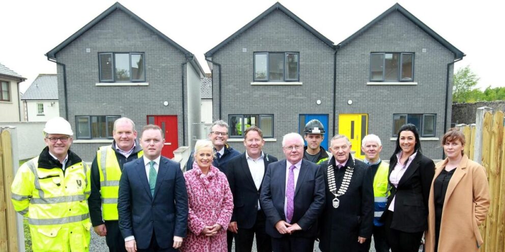 Le ministre salue les progrès en matière de logement |  Anglo-celte